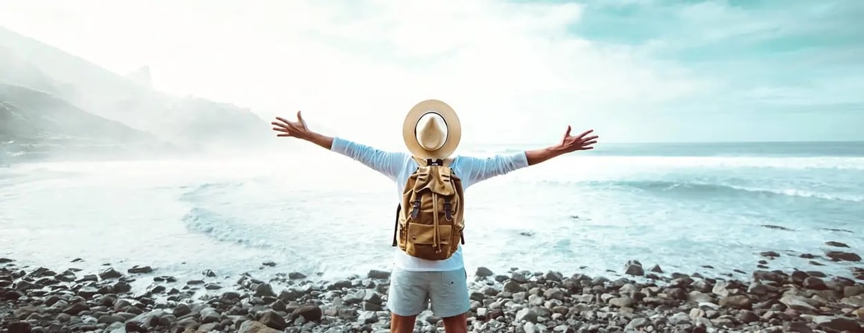 Ein glücklicher Mann im Urlaub am Meer