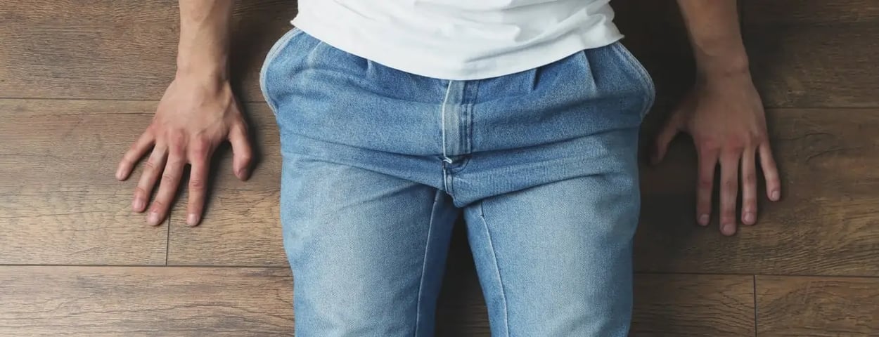 Ein Mann in einer Pose, die zeigt, dass er Hilfe braucht.