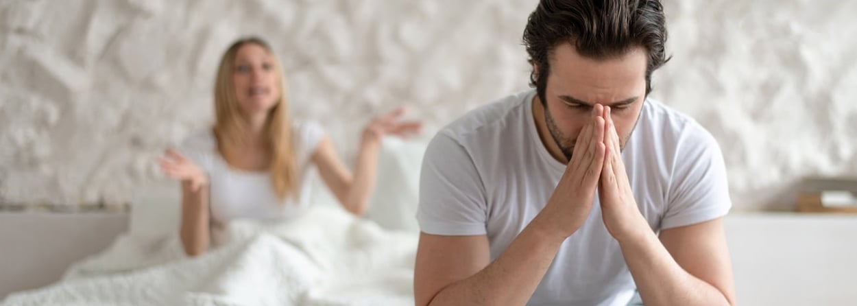 Ein Mann im Bett, der unter Erektionsproblemen leidet