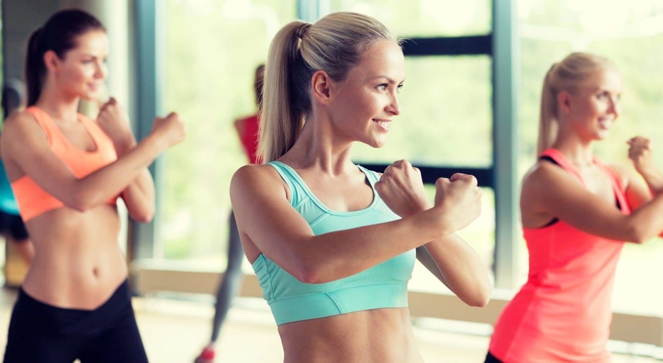 Eine Gruppe von Frauen, die im Fitnessstudio trainieren