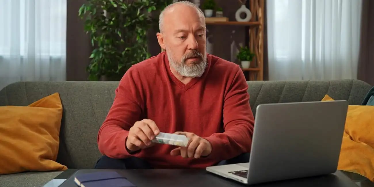 Ein &auml;lterer Mann, der Potenzpillen online bestellt