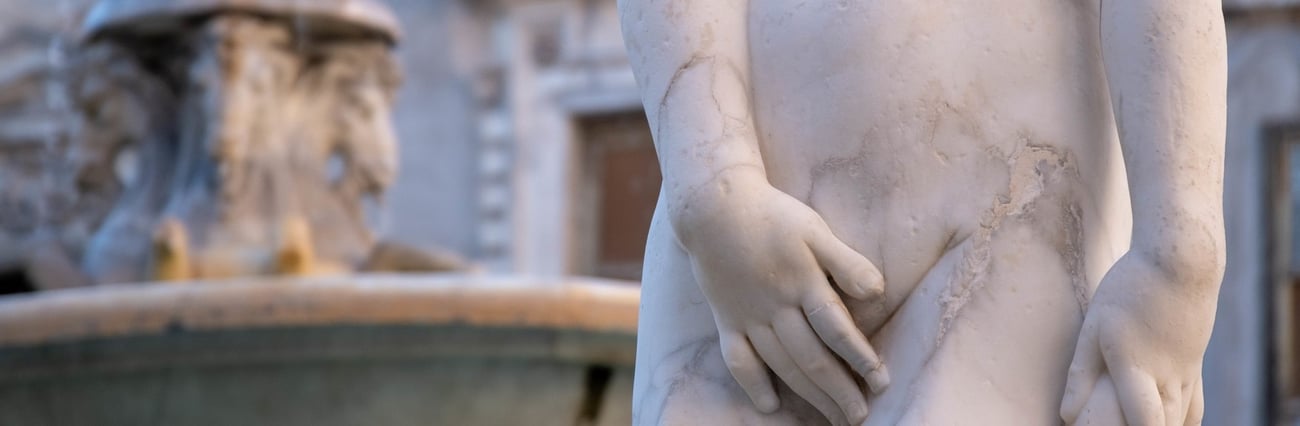 Eine antike Statue als Anspielung auf sexuell übertragbare Krankheiten