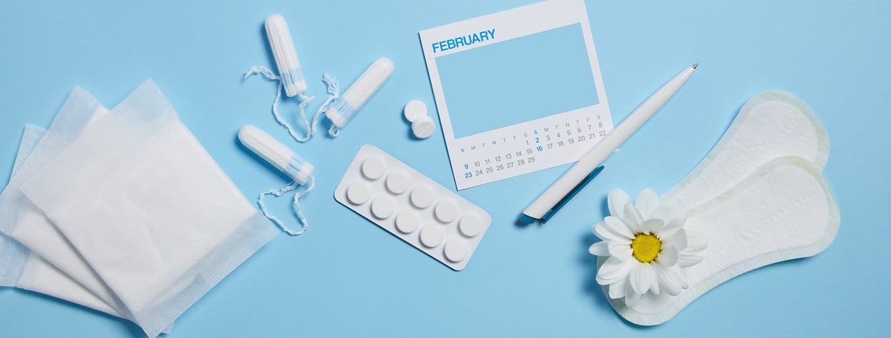 Frauenkalender mit Hygieneprodukten, die während der Menstruation verwendet werden.