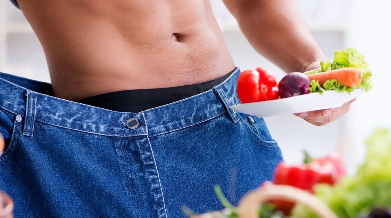 Eine Frau, die im Supermarkt sorgf&auml;ltig eine Lachsverpackung ausw&auml;hlt und sich bewusst f&uuml;r gesunde Lebensmittel entscheidet