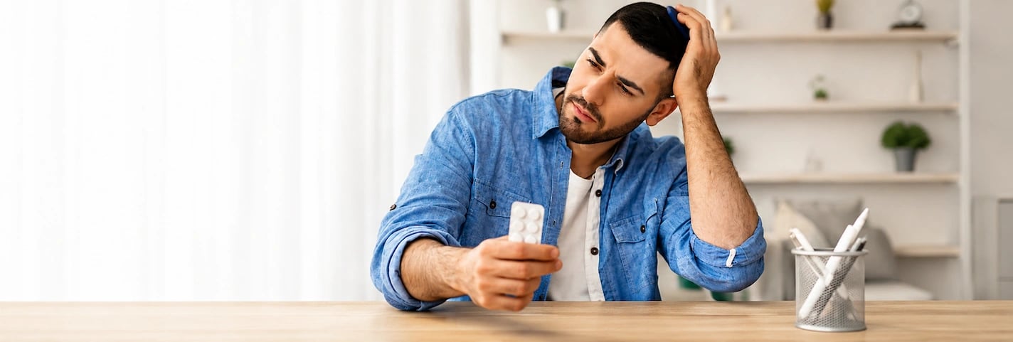 Ein Mann denkt über die Einnahme von Viagra nach