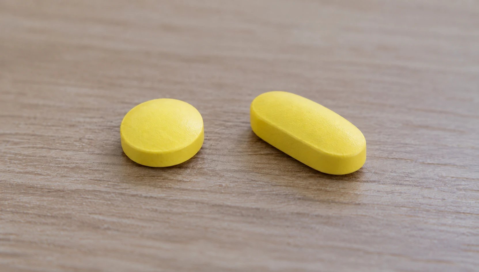 zwei gelbe Tabletten auf dem Tisch