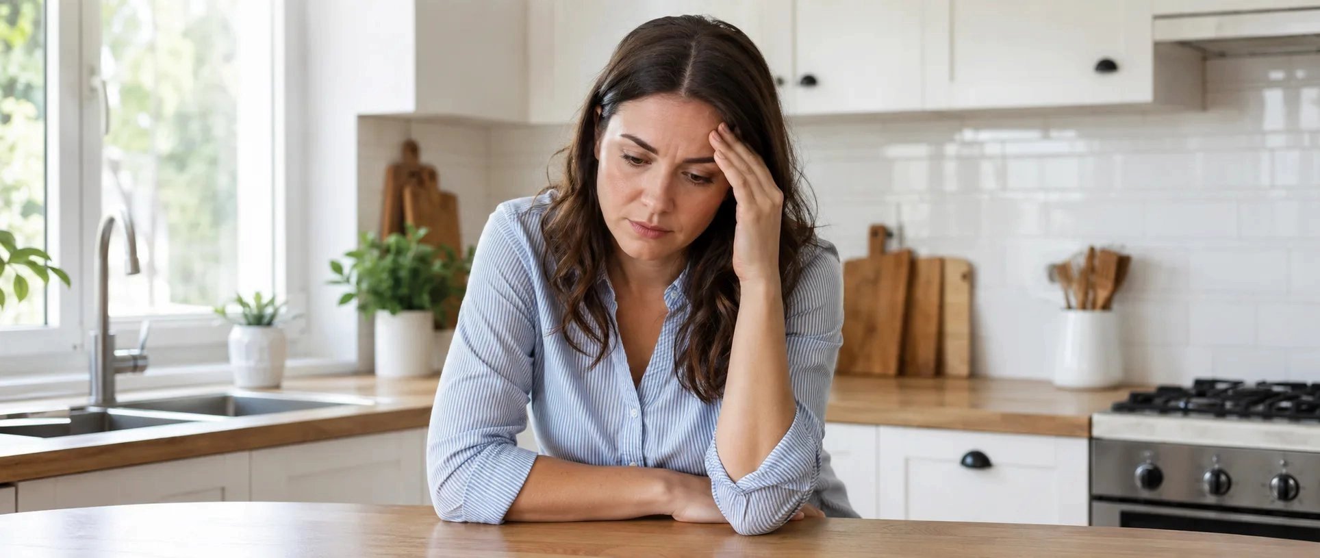 Une femme stress&eacute;e dans la cuisine