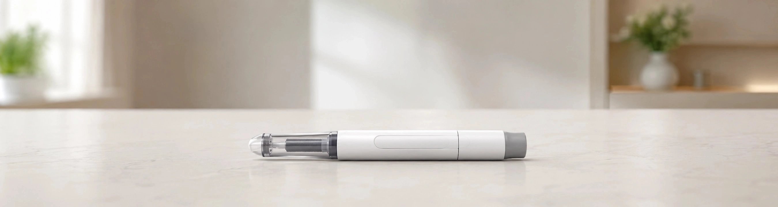 Stylo injecteur posé sur la table