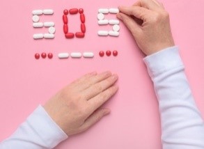 Koncept för preventivmedel med piller som stavar SOS