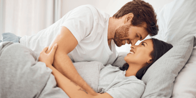 Ein Mann und eine Frau liegen im Bett