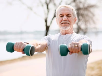 Ein älterer Mann trainiert, um seine Muskelmasse zu erhalten