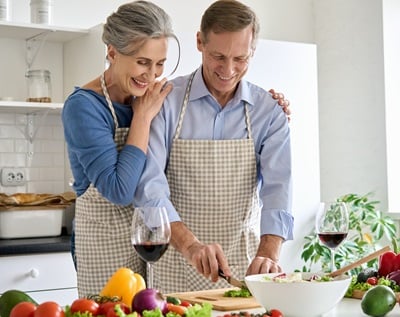 Ein Paar beim gemeinsamen Kochen