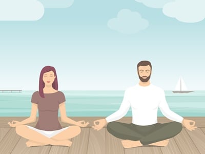Paar, das im Freien Meditation praktiziert
