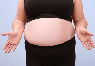 Übergewichtige Frau in Befragungsposition