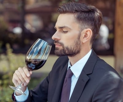 En man som dricker rött vin