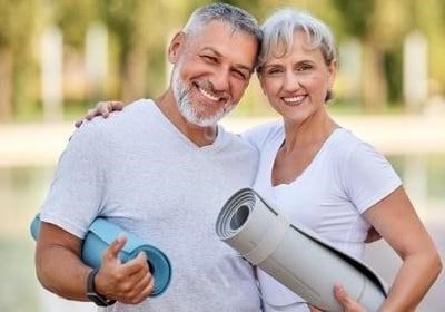 Um casal alegre a fazer exercício 