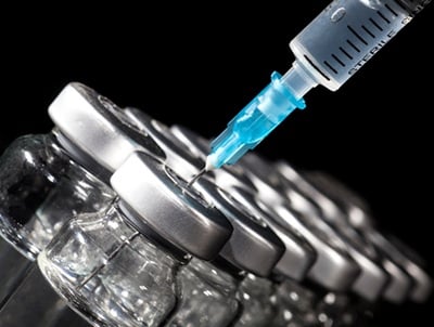 Glasfläschchen für Medikamente und Spritze