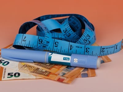 Samaglutid-Pen und Geld mit einem Massband