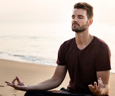 Ein gut aussehender Mann, der Yoga zum Stressabbau praktiziert