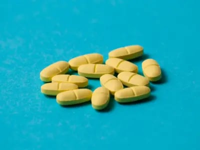 Gelbe Tabletten auf blauem Hintergrund