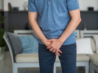 Ein Mann mit schmerzhafter Erektion