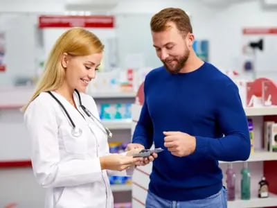 Farmacêutica orientando um paciente