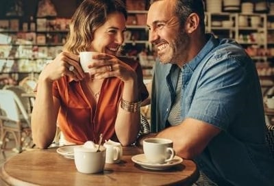 Um casal feliz e amoroso a beber café.