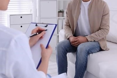 Um homem que sofre de ejaculação precoce durante uma sessão de tratamento com um psicólogo.