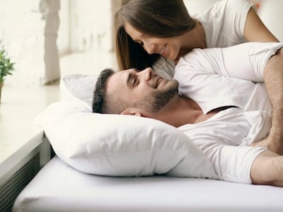 Un couple heureux se câline au lit