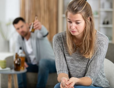 Ein Mann und Frau haben Ärger wegen Alkoholkonsums