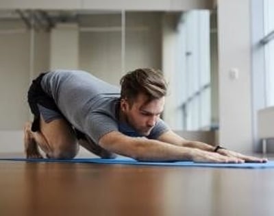 Um homem a fazer exercícios de fortalecimento do pavimento pélvico, para obter uma melhor ereção.