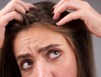 Eine Frau mit Haarproblemen