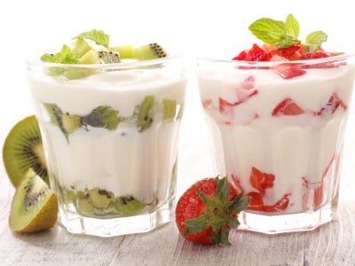 Joghurt-Parfaits mit feuchtigkeitsspendenden Zutaten