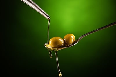 Oliven und Olivenöl.