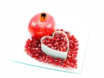 Granatapfel und rotes Herz