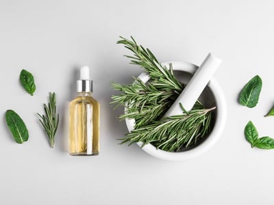 Ätherisches Kräuteröl und Kräuter für gesundes Haar