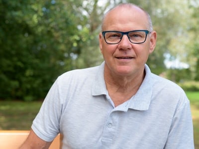 Ein älterer Mann mit teilweise kahlköpfigem Kopf