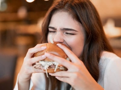 Ein Mädchen mit Heißhungerattacken