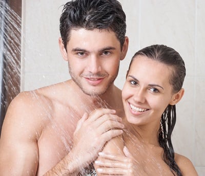 Junges Paar unter der Dusche
