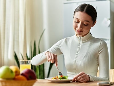 ine junge Frau genießt ein nahrhaftes Frühstück mit knackigem Gemüse.