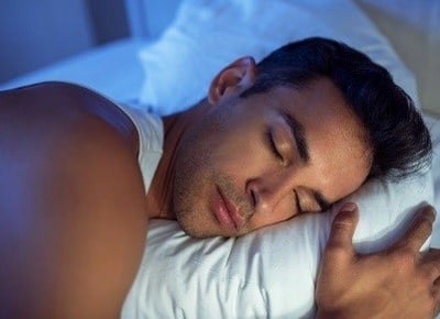En smuk mand, der sover