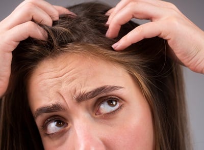 Junge Frau besorgt über Haarausfall