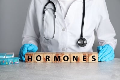 Eine Ärztin mit Hormonbehandlung für Männer.