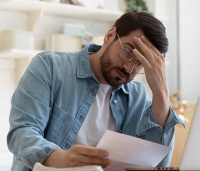 Ein Mann in der Mitte des Lebens hat Stress mit seinen Finanzen