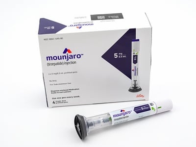 Eine Packung und ein Kwikpen des Medikaments Mounjaro zur Gewichtsreduktion