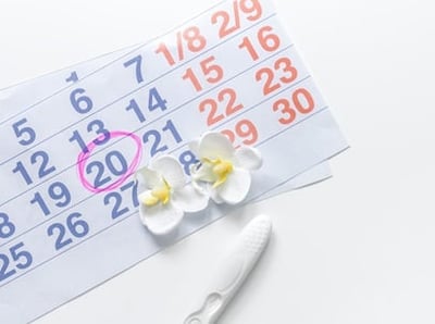  Menstruationskalender mit hygienischen Tampons, Binden und Blumen