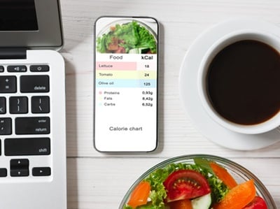 Modernes Smartphone mit geöffneter App zum Kalorienzählen