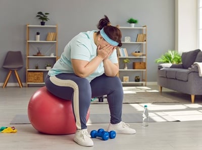 Eine Frau kann trotz ihres Sporttrainings nicht abnehmen.