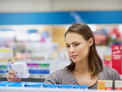 Eine Frau wählt in der Apotheke die Pille danach aus