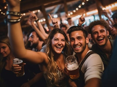  Eine Gruppe von Freunden genießt Getränke auf dem Oktoberfest
